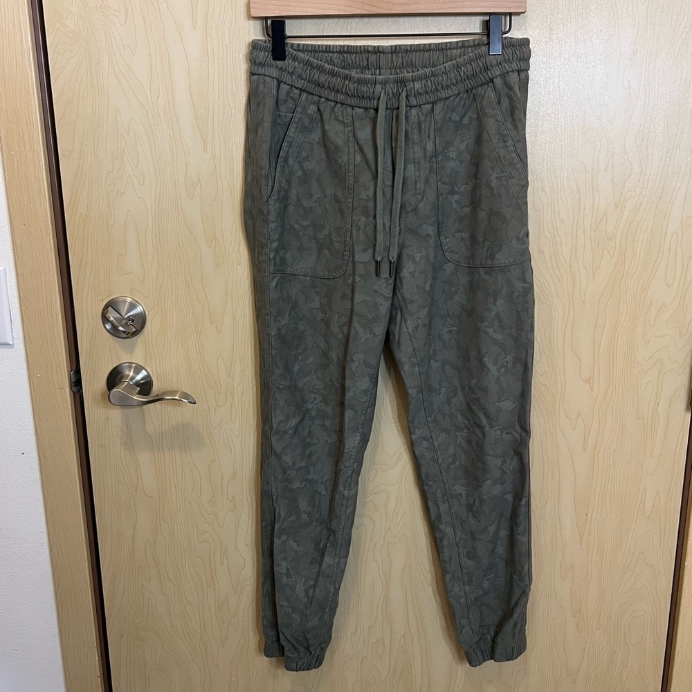 Athleta Printed Farallon Jogger Laurel Olive Green